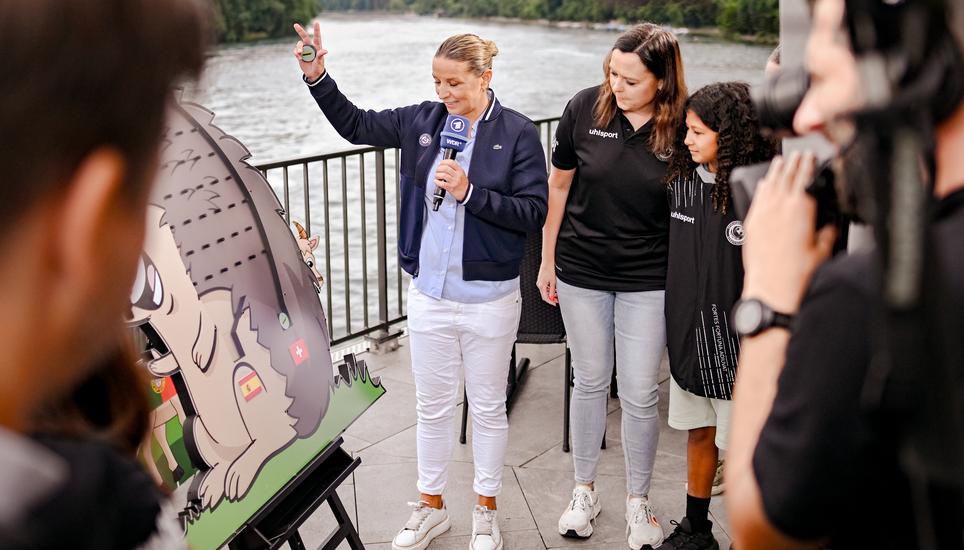 Beim EM-Orakel darf sich nicht nur die Expertin Inka Grings - ihre Prognose fällt (natürlich) auf die Schweiz - probieren, ... Spielerinnen vom Spilvi Team Frauen im ARD Morgenmagazin mit Moderatorin Okka Gundel und Ex Fussballerin Inka Grings, fotografiert am Rheinfall, Bild zeigt vlnar Christoph Schärrer, Pascale Pfeiffer, Imara Chebel, Lara Galliker und Sarah Villanova, am