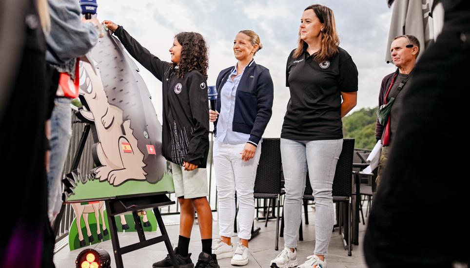 ... sondern auch Imara, Juniorenspielerin bei der SV Schaffhausen, übt sich im orakeln des EM-Viertelfinals der Schweiz gegen Spanien. Spielerinnen vom Spilvi Team Frauen im ARD Morgenmagazin mit Moderatorin Okka Gundel und Ex Fussballerin Inka Grings, fotografiert am Rheinfall, Bild zeigt vlnar Christoph Schärrer, Pascale Pfeiffer, Imara Chebel, Lara Galliker und Sarah Villanova, am