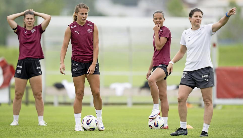 Mélanie Pauli-Stoll (r.) bei der Arbeit mit dem Schweizer Nationalteam. Inzwischen wird viel individualisiert, jede Spielerin soll bestmöglich gefördert werden auch im Athletiktraining. Bild: Freshfocus