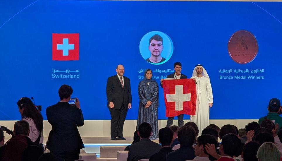 Freudenschreie: Stanisław Bektaş bekommt seine Bronzemedaille. Bild: zVg/Chemie-Olympiade