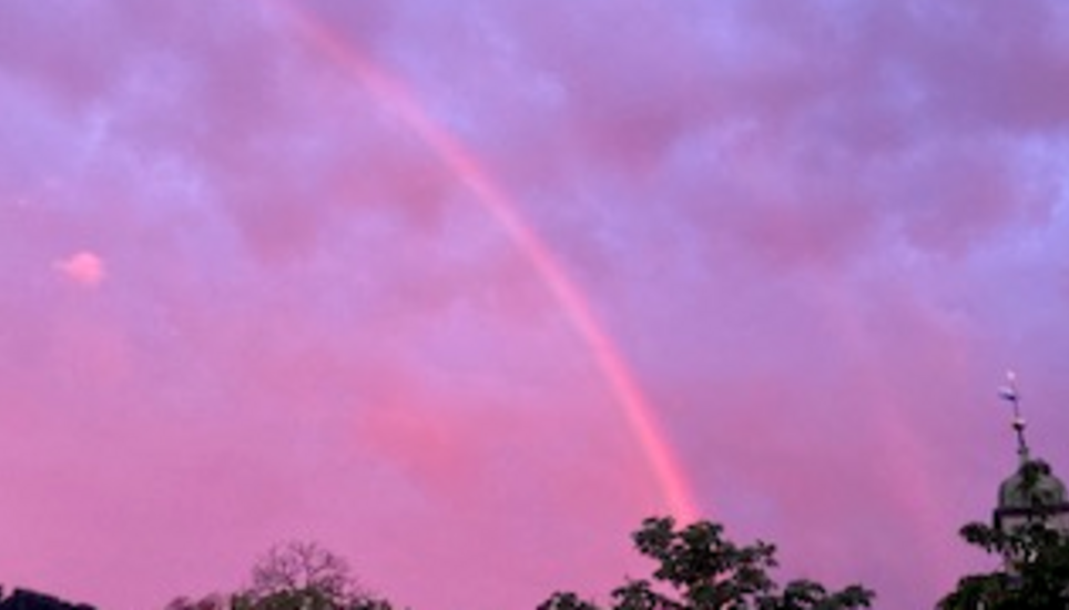 Wenn man genau hinschaut, erkennt man in dem Bild aus Flurlingen einen doppelten Regenbogen. Das soll Glück bringen. Bild: zVg