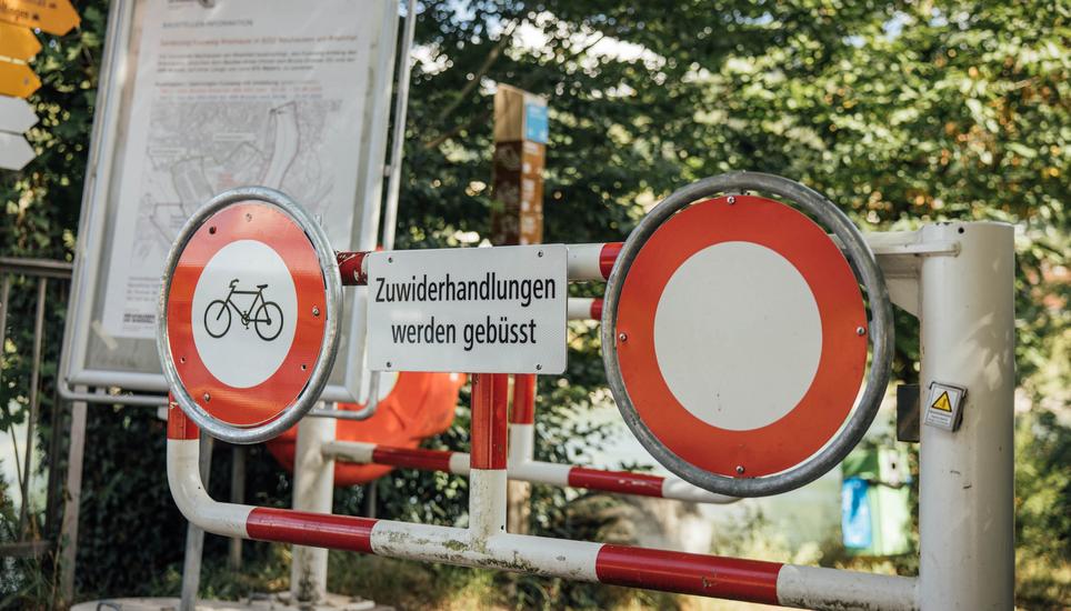 Das rechte, allgemeine Fahrverbotsschild hing bereits, nun hat der Gemeinderat nochmals zusätzliche Schilder aufhängen lassen. Bild: Roberta Fele