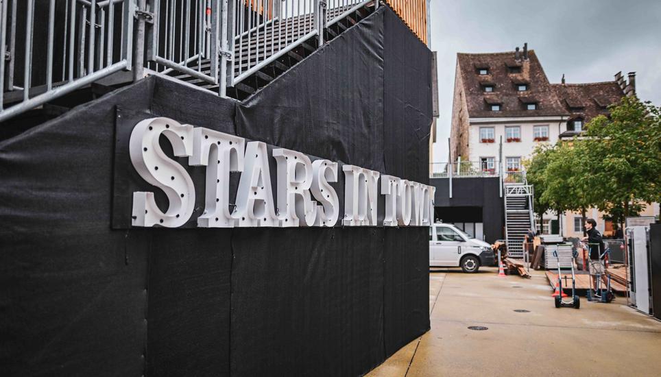 Der ikonische Schriftzug ist bereits montiert, aber... Aufbau Stars in town auf dem Herrenacker, am Donnerstag, 24 Juli 2025. (Melanie Duchene / Schaffhauser Nachrichten)