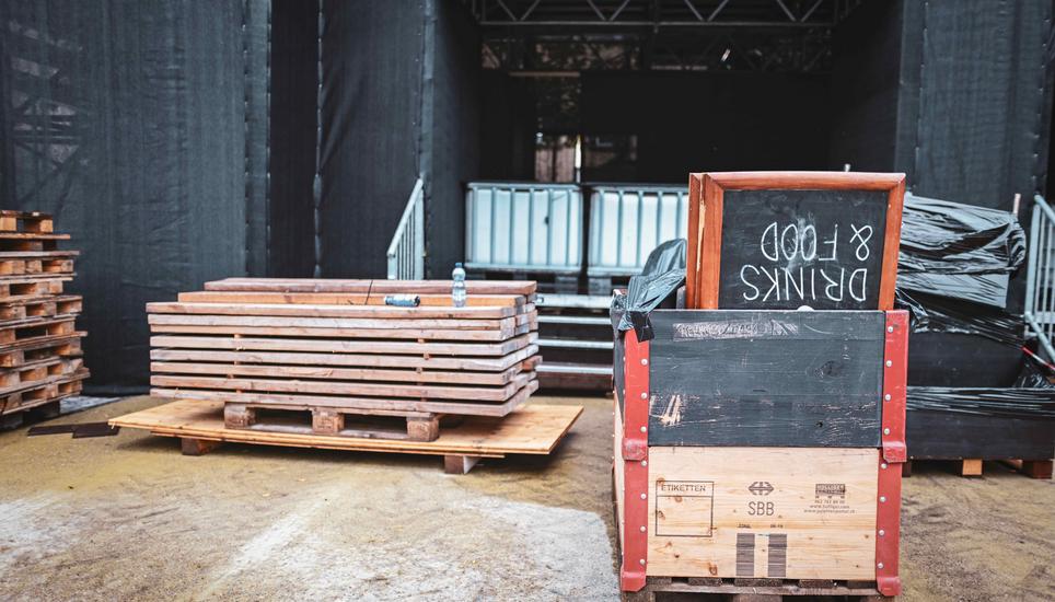 Palettenweise Material wird ausgepackt und verbaut. Aufbau Stars in town auf dem Herrenacker, am Donnerstag, 24 Juli 2025. (Melanie Duchene / Schaffhauser Nachrichten)