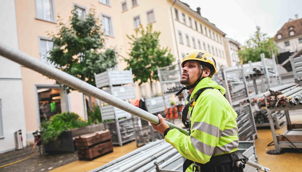 Die fleissigen Männer und Frauen montieren die Stahlrohre geübt... Aufbau Stars in town auf dem Herrenacker, am Donnerstag, 24 Juli 2025. (Melanie Duchene / Schaffhauser Nachrichten)
