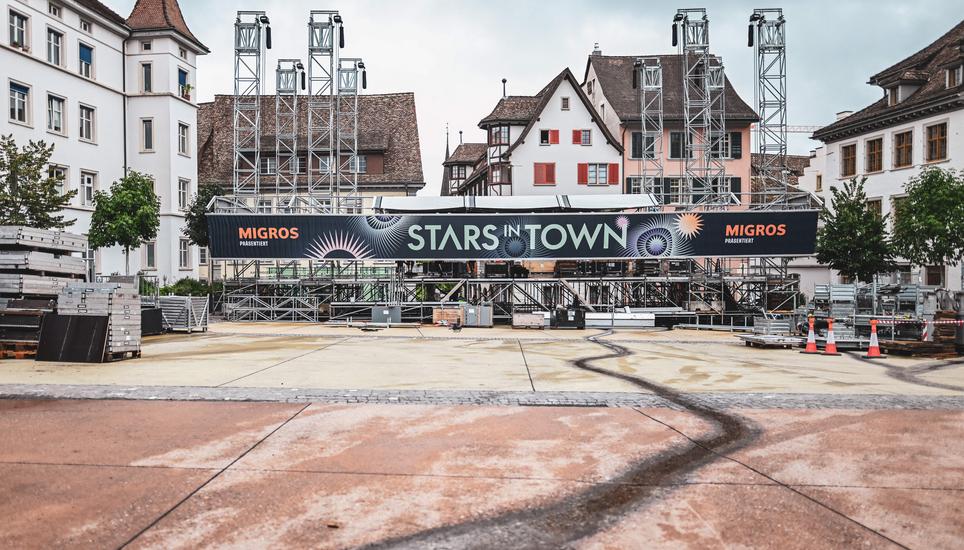 Der Aufbau der Hauptbühne des Stars in Town ist noch nicht ganz fertiggestellt. Bilder: Melanie Duchene Aufbau Stars in town auf dem Herrenacker, am Donnerstag, 24 Juli 2025. (Melanie Duchene / Schaffhauser Nachrichten)