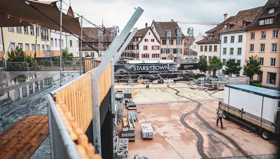 Der Blick von der VIP-Terrasse zeigt den aktuellen Stand der Aufbauarbeiten auf dem Herrenacker. Aufbau Stars in town auf dem Herrenacker, am Donnerstag, 24 Juli 2025. (Melanie Duchene / Schaffhauser Nachrichten)