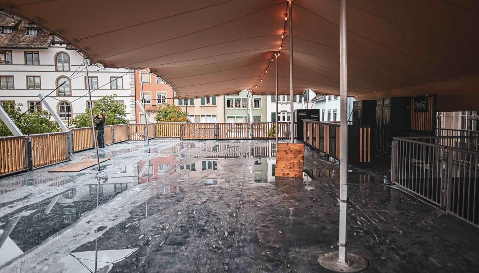 Auch auf der VIP-Terrasse muss noch einiges getan werden, bevor man die edlen Gäste heraufbitten kann. Aufbau Stars in town auf dem Herrenacker, am Donnerstag, 24 Juli 2025. (Melanie Duchene / Schaffhauser Nachrichten)