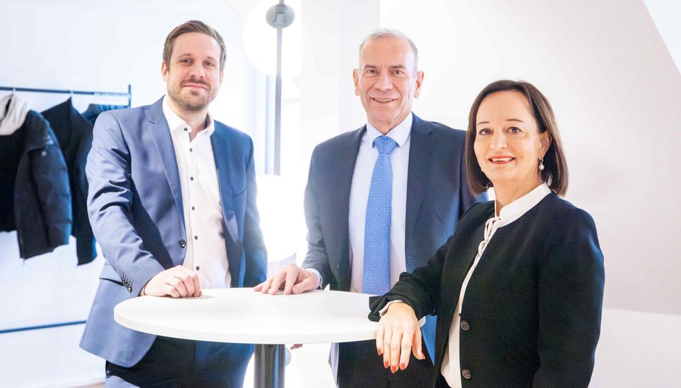Dominik Häberli, Leiter Finanzen, Verwaltungsratspräsident Hannes Germann und CEO Ruth Mojentale (v.l.n.r.) können eine gute Halbjahresbilanz veröffentlichen. Bild: Roberta Fele