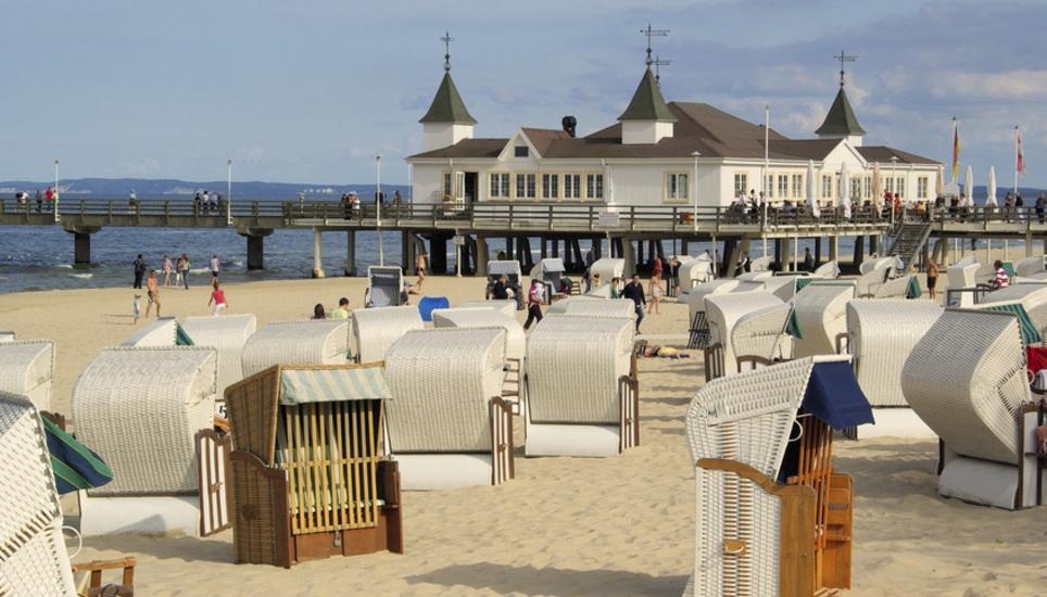 Die Strandkorbidylle auf der deutschen Ostsee-Insel Usedom scheint bedroht, seit in der Nähe Ölvorkommen entdeckt wurden. Bild: Keystone