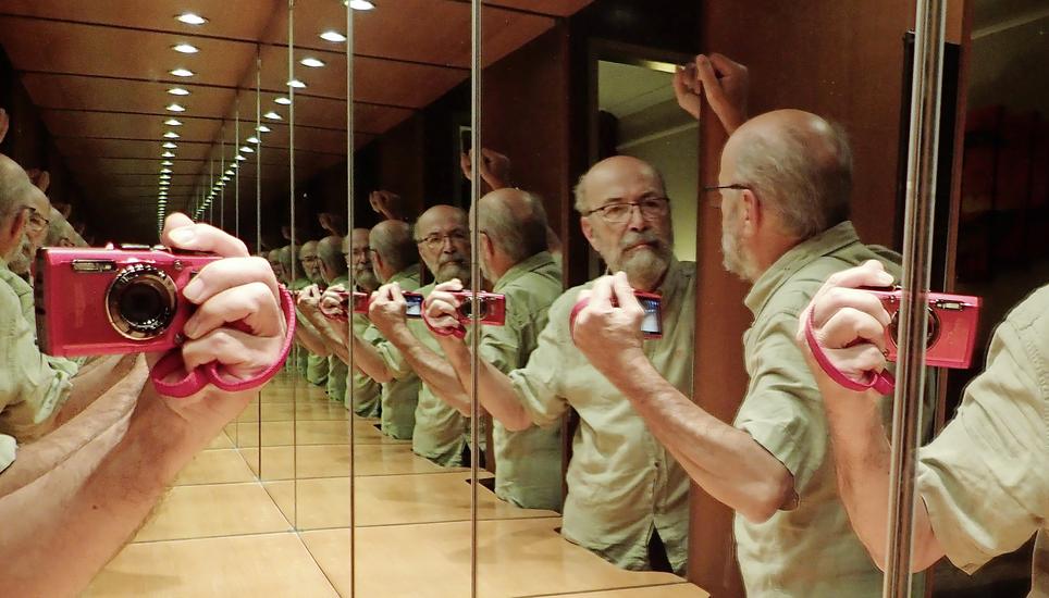 Der stete Blick auf uns selbst und unsere Bedürfnisse bringt uns nicht weiter, weder im Privaten noch im Staat. Bild: iStock/EyeEm Mobile GmbH Multiple Reflection Of Senior Man Taking Selfie Through Camera In Restroom
