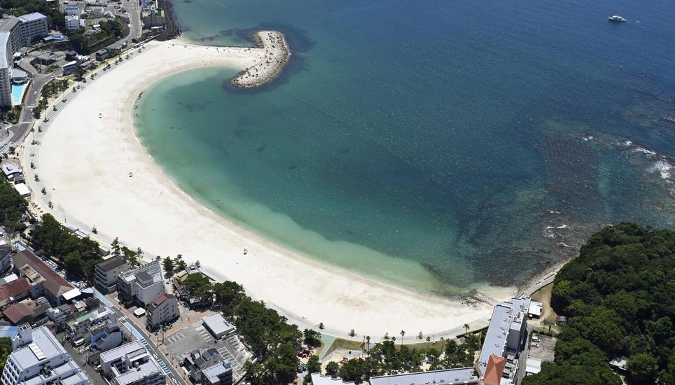 Ein leerer Strand in Shirahama, im Westen Japans. Badegäste wurden evakuiert, als Tsunamiwarnungen aufgrund des Erdbebens im Nordöstlichen Pazifik rausgingen. Bild: Keystone This shows an empty beach in Shirahama, Wakayama prefecture, western Japan Wednesday, July 30, 2025 after beachgoers evacuated as a powerful earthquake in Russia's Far East prompted tsunami alert in parts of Japan. (Kyodo News via AP)