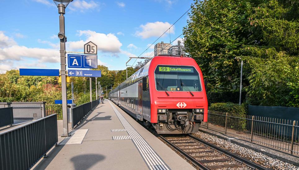 Bahnhof Rheinfall in Neuhausen, ein Zug der SBB fÃ¤hrt ein,  am Donnerstag, 03. Oktober 2024. (Melanie Duchene / Schaffhauser Nachrichten)