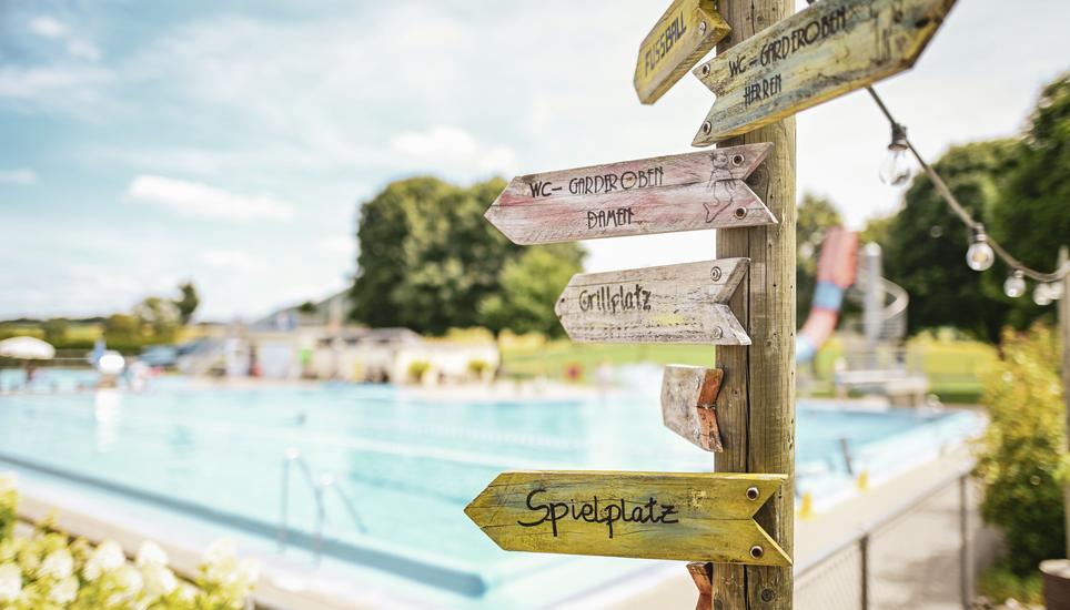 Wo bitte geht es hier lang? Auch beim Essen gibt es in Neunkirch einige Auswahl. Bilder: Melanie Duchene Badi Reportage fï¿ï¾¼r Leben und Genuss, wir schauen uns die Badis und ihr Gastronomie Angebot an, Bild zeigt Badi Neunkirch, am Mittwoch, 23 Juli 2025. (Melanie Duchene / Schaffhauser Nachricht