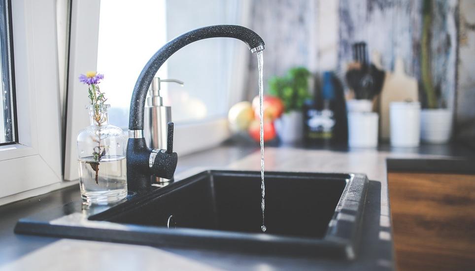 Aktuell sollte kein Wasser aus dem Hahn getrunken werden. Symbolbild: Pixabay