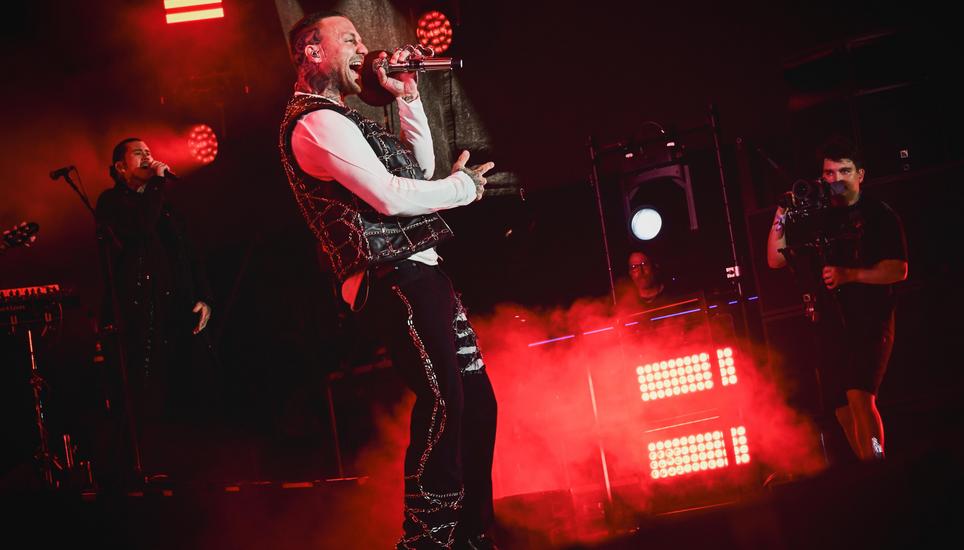 Der Deutschrapper Kontra K heizte dem Herrenacker am Donnerstagabend ordentlich ein. Bilder: Melanie Duchene
