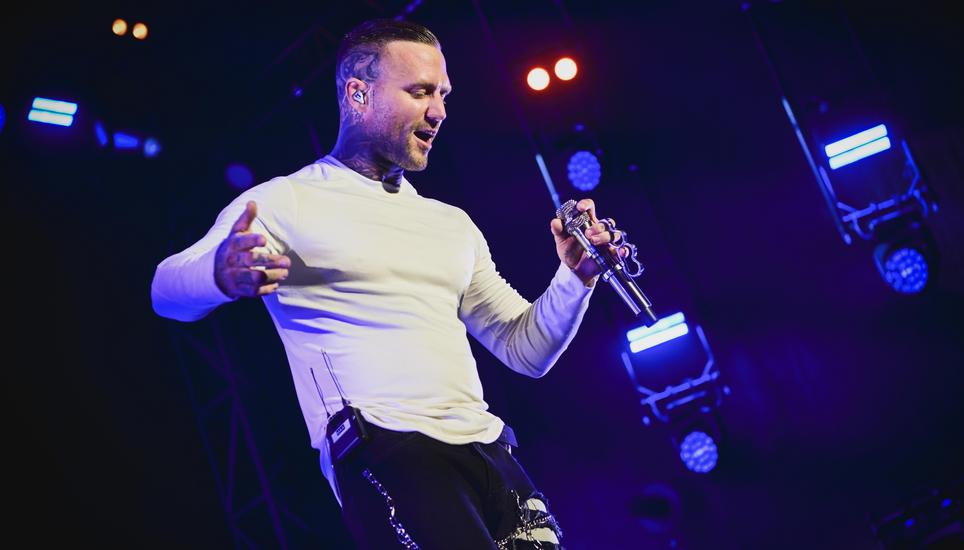 Der Deutschrapper Kontra K heizte dem Herrenacker am Donnerstagabend ordentlich ein. Bilder: Melanie Duchene