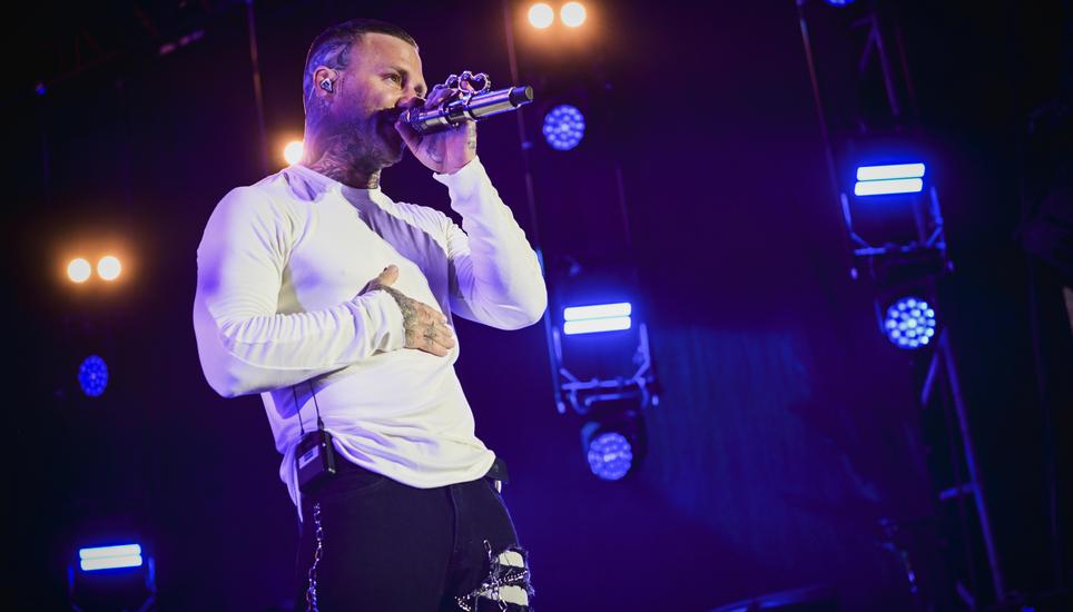 Der Deutschrapper Kontra K heizte dem Herrenacker am Donnerstagabend ordentlich ein. Bilder: Melanie Duchene