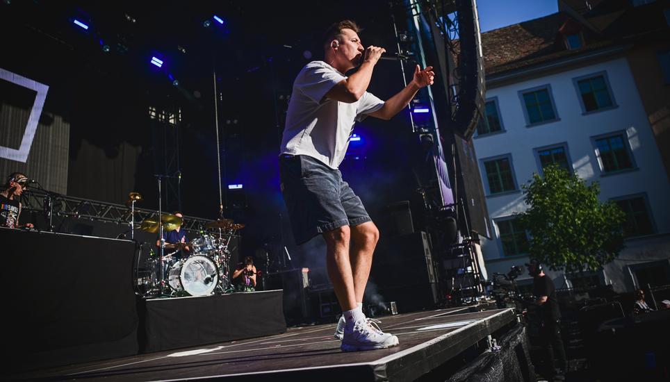 Bei besten Wetter macht Mimiks auf der Main Stage auf dem Herrenacker Party und reisst das Publikum mit. Bilder: Melanie Duchene