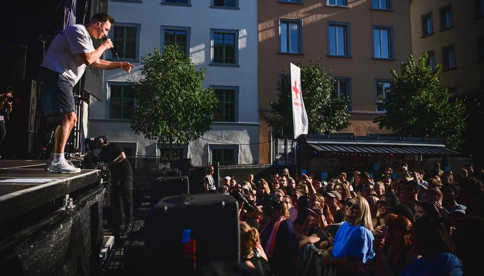 Bei besten Wetter macht Mimiks auf der Main Stage auf dem Herrenacker Party und reisst das Publikum mit. Bilder: Melanie Duchene
