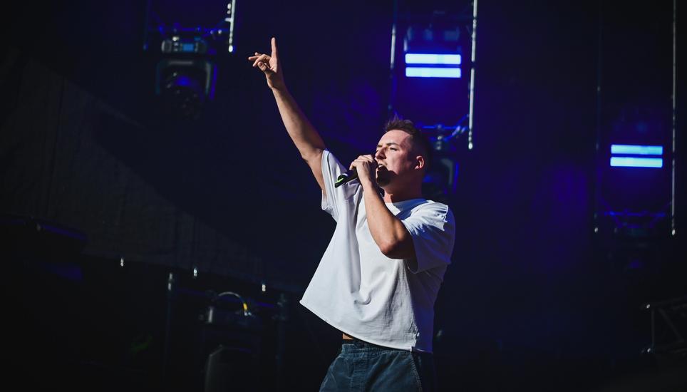 Bei besten Wetter macht Mimiks auf der Main Stage auf dem Herrenacker Party und reisst das Publikum mit. Bilder: Melanie Duchene