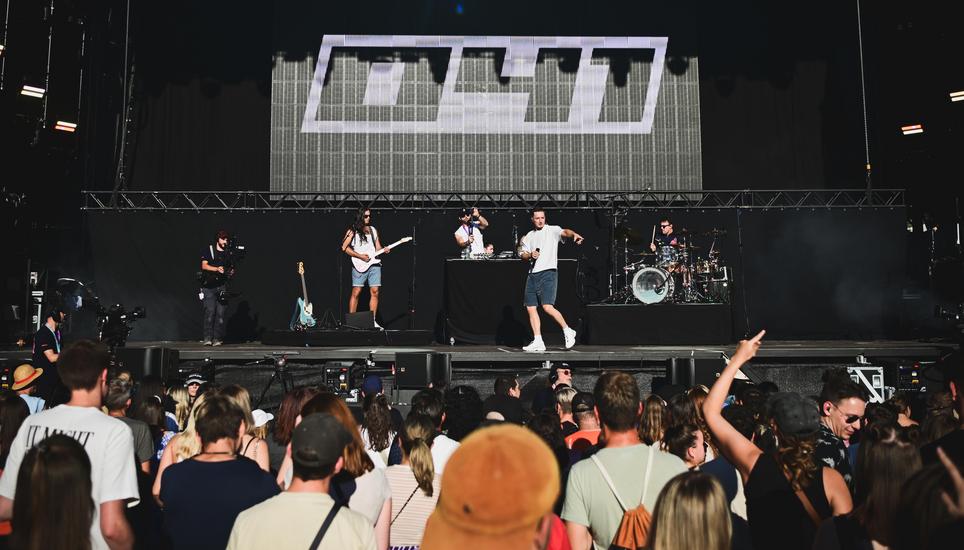 Bei besten Wetter macht Mimiks auf der Main Stage auf dem Herrenacker Party und reisst das Publikum mit. Bilder: Melanie Duchene