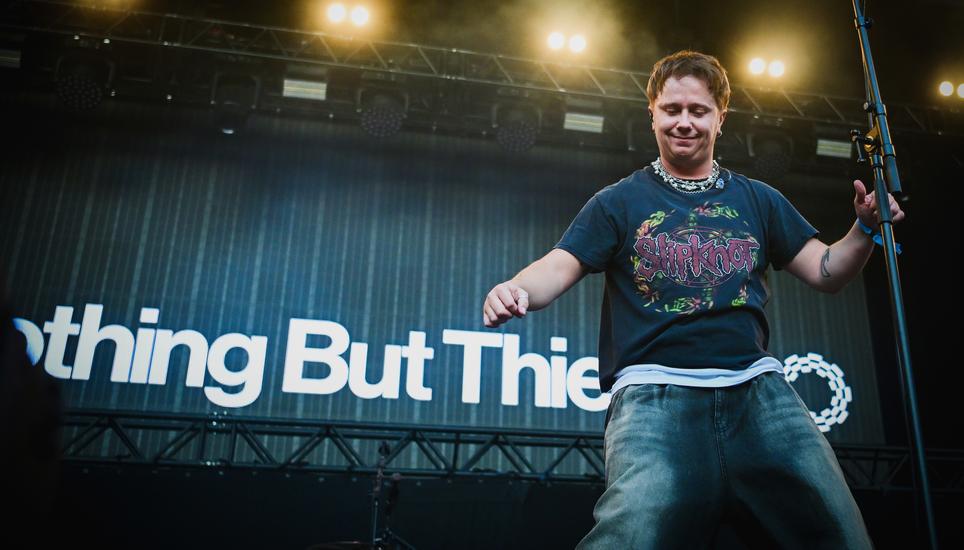 Das Publikum feiert Nothing But Thieves auf dem Herrenacker. Bilder Melanie Duchene