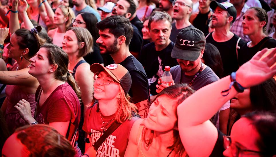 Das Publikum feiert Nothing But Thieves auf dem Herrenacker. Bilder Melanie Duchene