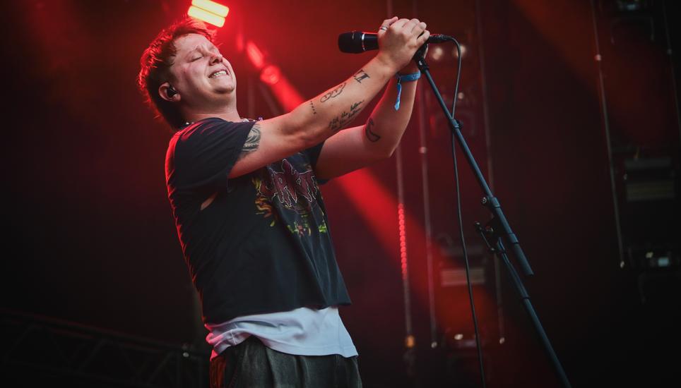 Das Publikum feiert Nothing But Thieves auf dem Herrenacker. Bilder Melanie Duchene