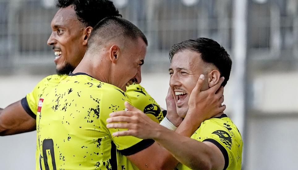 Der FCS siegte im ersten Heimspiel in der Promotion League gegen den SC Cham mit 3:0. Gefeiert wurde vor allem Danilo Del Toro (rechts), dem zwei Treffer gelangen. Bild: R. Albrecht 09.08.2025, Schaffhausen, Fussball Promotions League - FC Schaffhausen - FC Cham;
(Roger Albrecht/sport-presse)