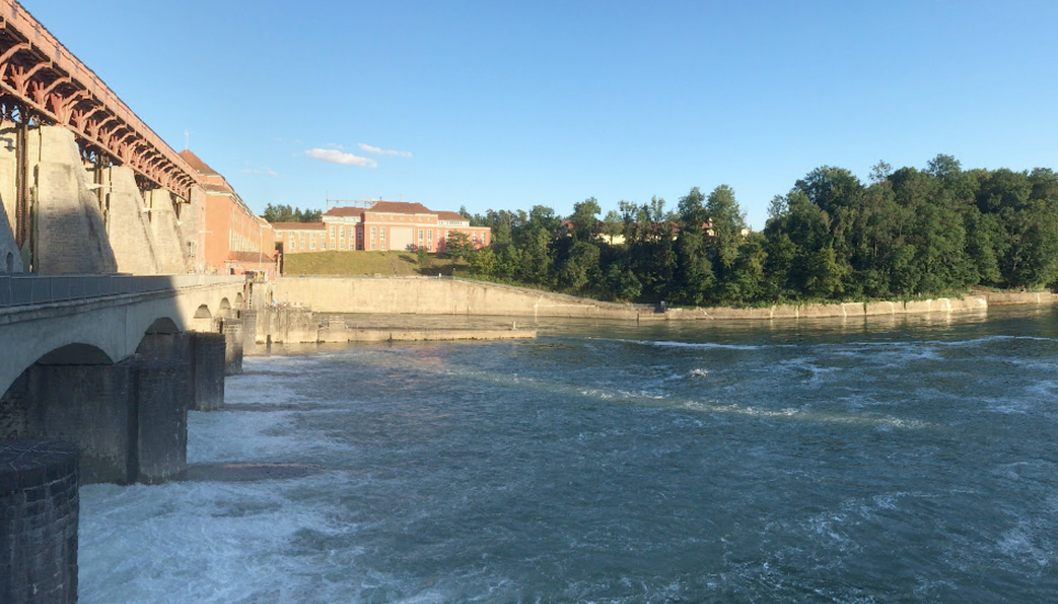 Ein Fischer beobachtete, wie ein junger Mann im Fluss unterhalb des Kraftwerks Eglisau-Glattfelden unter Wasser geriet. Bild: Google Street View