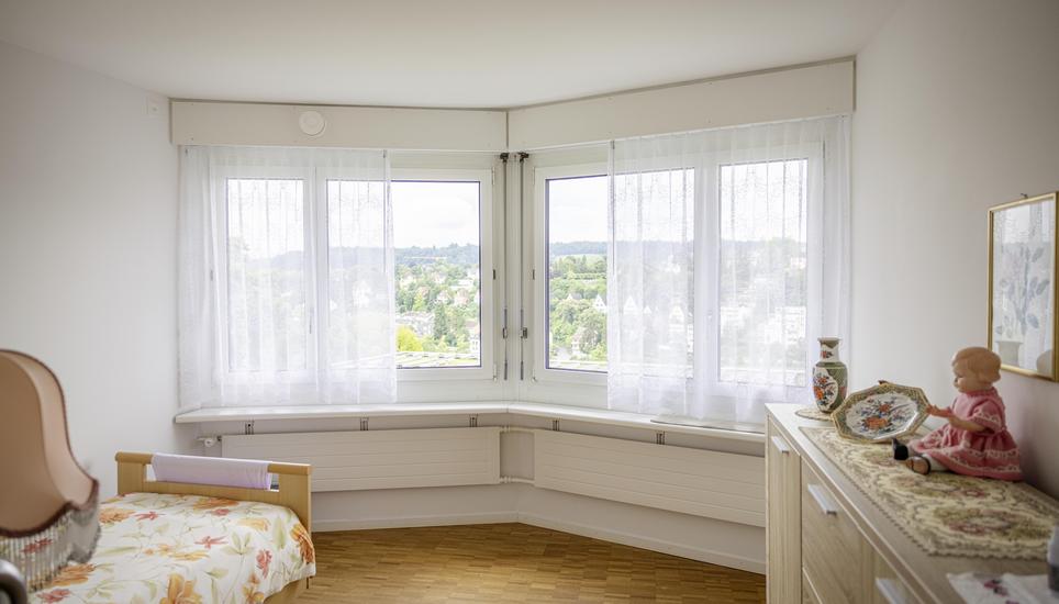Der Blick aus dem Schlafzimmer geht direkt ins Grüne. Bild: Roberta Fele