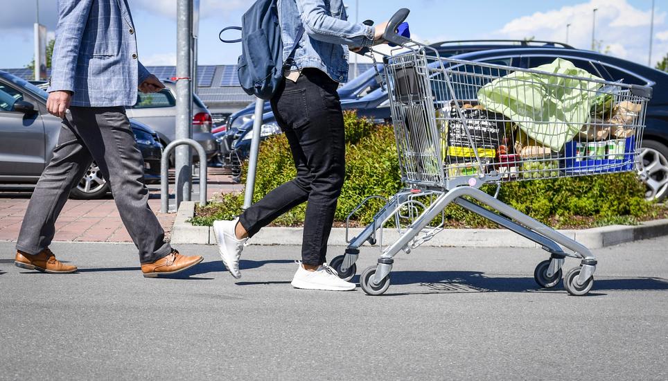 Schweizer duerfen wieder nach Deutschland zum einkaufen, mit gefuellten Wagen und vollen Einkaufstaschen nutzen viele die Gelegenheit, der Einkaufstourismus boomt wieder, am Freitag, 14. Mai, 2021. (Melanie Duchene / Schaffhauser Nachrichten)