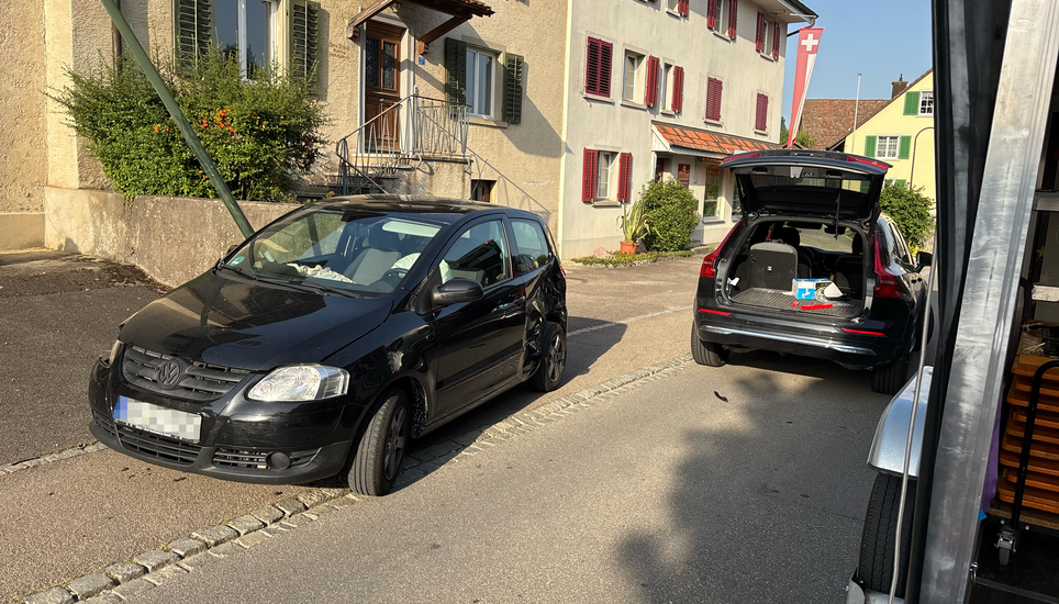 Plötzlich hats geknallt im Dorf. Wie es genau zum Unfall kam, ist noch unklar. Bild: SHPol