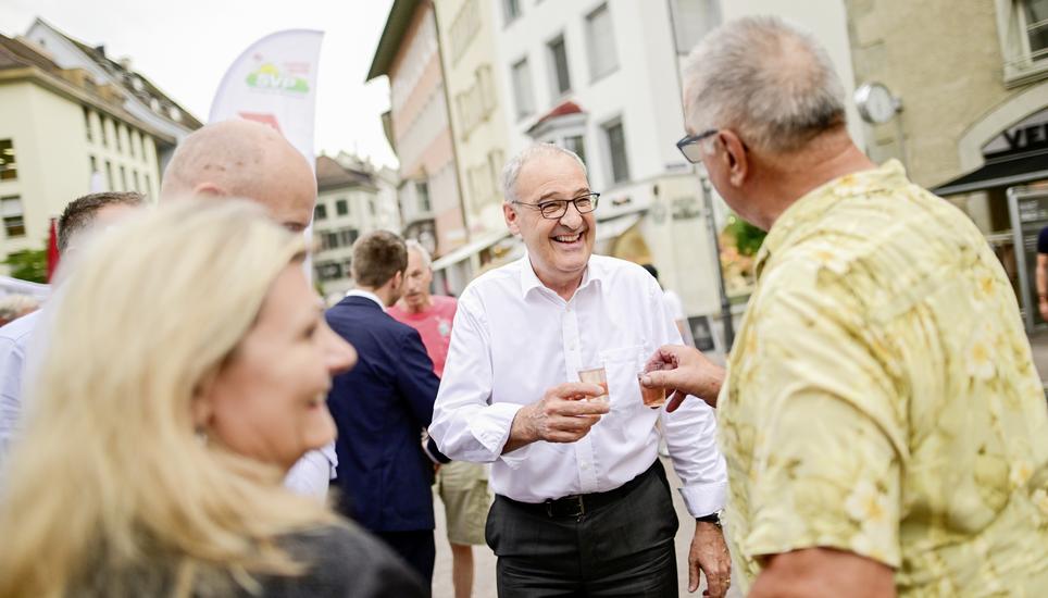 SVP-Bundesrat Guy Parmelin «bi de Lüt» in Schaffhausen, links vorne Regierungsrätin Cornelia Stamm Hurter und verdeckt ihr Mann, Nationalrat Thomas Hurter. Bild: Melanie Duchene