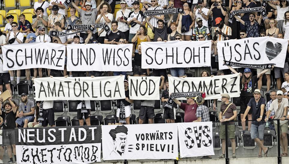 Zusammenstehen und die Mannschaft unterstützen – die SVS-Anhänger zeigen Präsenz. Bild: Roger Albrecht