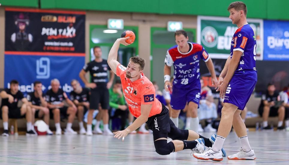 Die Kadetten (mit Kreisläufer Daniel Reznicky, am Ball) spielten gegen Balingen Remis. Bild: Thomas Schips