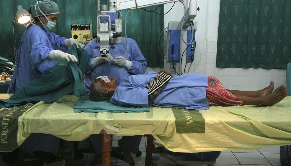 Dank Schaffhauser Spenden konnte die Christoffel Blindenmission 736 Operationen am Grauen Star finanzieren. Bild: Keystone HOLD FOR STORY INDONESIA HEALING THE BLIND BY BINSAR BAKKARA - In this Sunday, Nov. 4, 2012 photo, a patient lies on a makeshift hospital bed for a cataract surgery performed by Dr. Sanduk Ruit, at a military hospital in Padang Sidempuan, North Sumatra, I