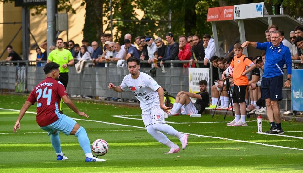 Diego Lobo (Mitte) erzielte das zwischenzeitliche 1:1 für die SV Schaffhausen gegen Höngg. Bild: Davide Mühlebach