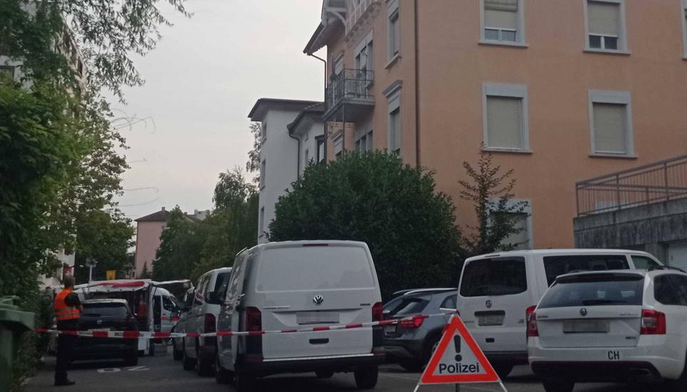 Einsatzkräfte sind noch in den Abendstunden in Neuhausen vor Ort. Bild: Eva Schmid