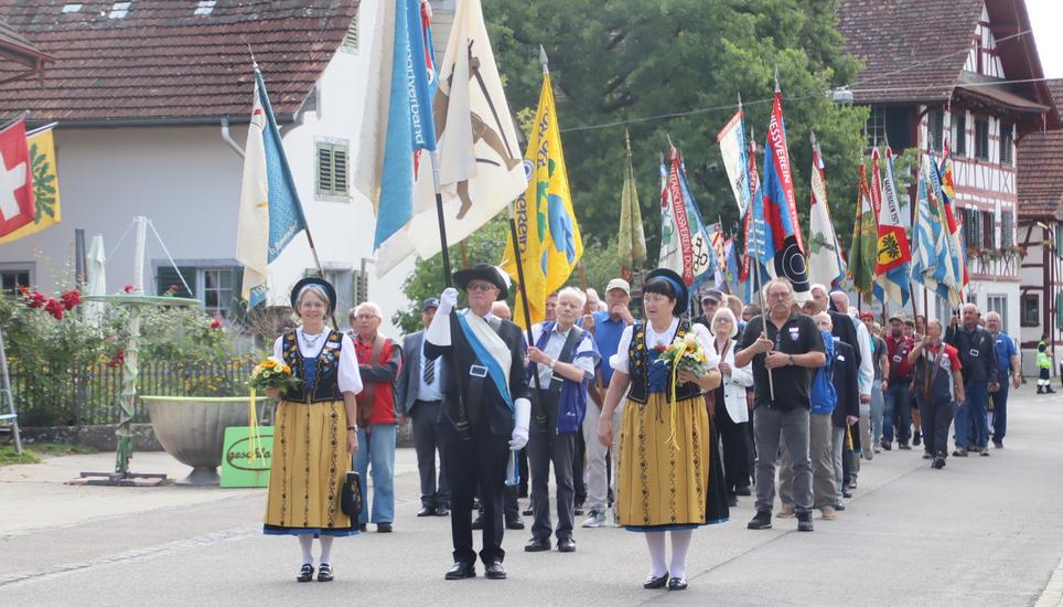 Der Umzug – mit der Kantonalfahne an der Spitze – führte auf einer kurzen Route durchs Dorf auf den Marthaler Hirschenplatz. Bilder: Rolan Müller