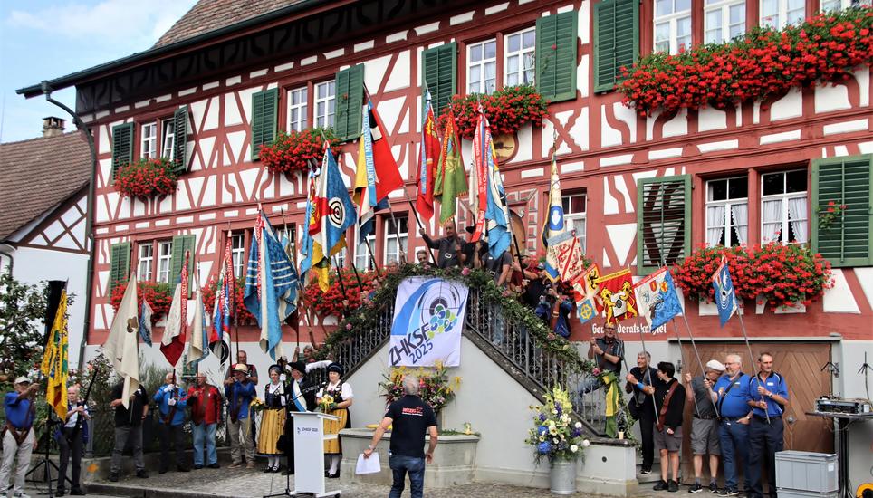 Beeindruckende Kulisse bei der Fahnenübergabe auf dem Hirschenplatz in Marthalen.