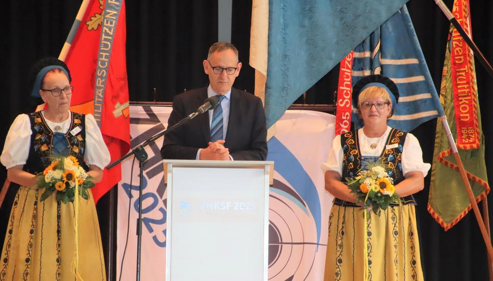 Der Zürcher Regierungsrat Mario Fehr würdigte auch die anwesenden flankierenden Trachtenfrauen.