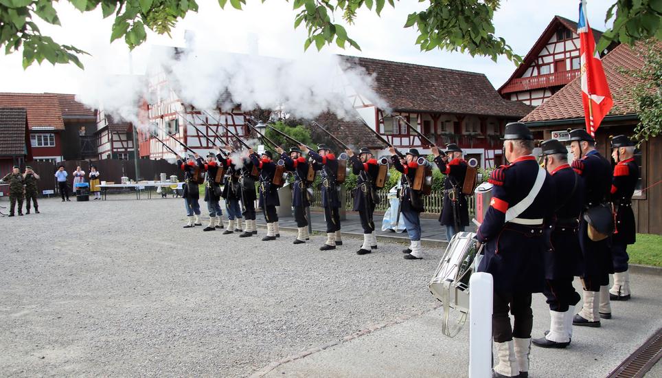 Mit einem Salutschuss der Companie 1861 wurde der offizielle Tag am 27. Zürcher Kantonalschützenfest eröffnet.
