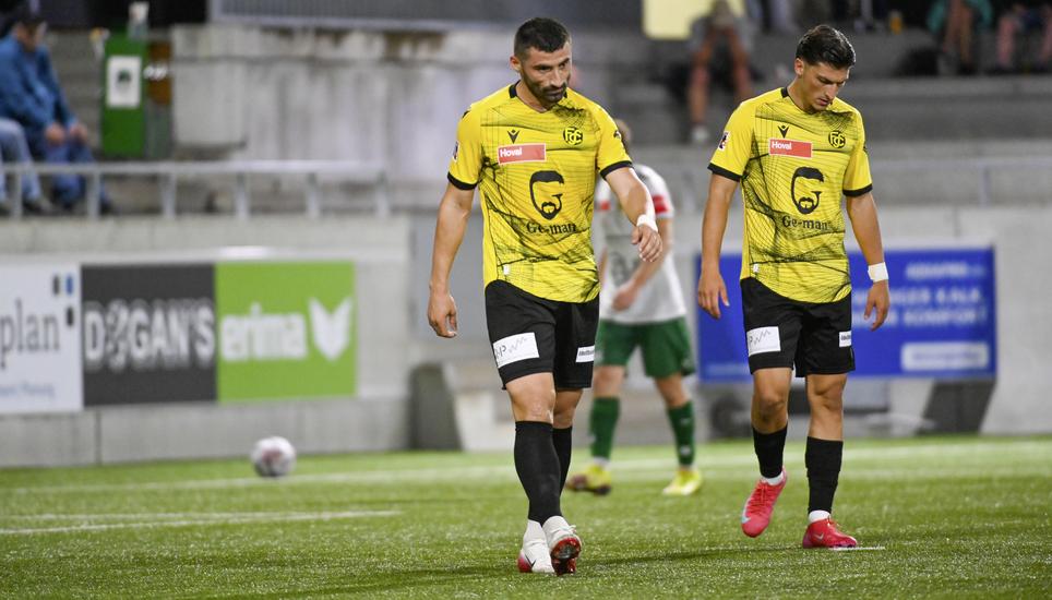 Nach der ersten Niederlage der Saison verlassen die Spieler des FCS mit gesenkten Häuptern das Spielfeld in Kriens.Bild: Davide Mühlebach