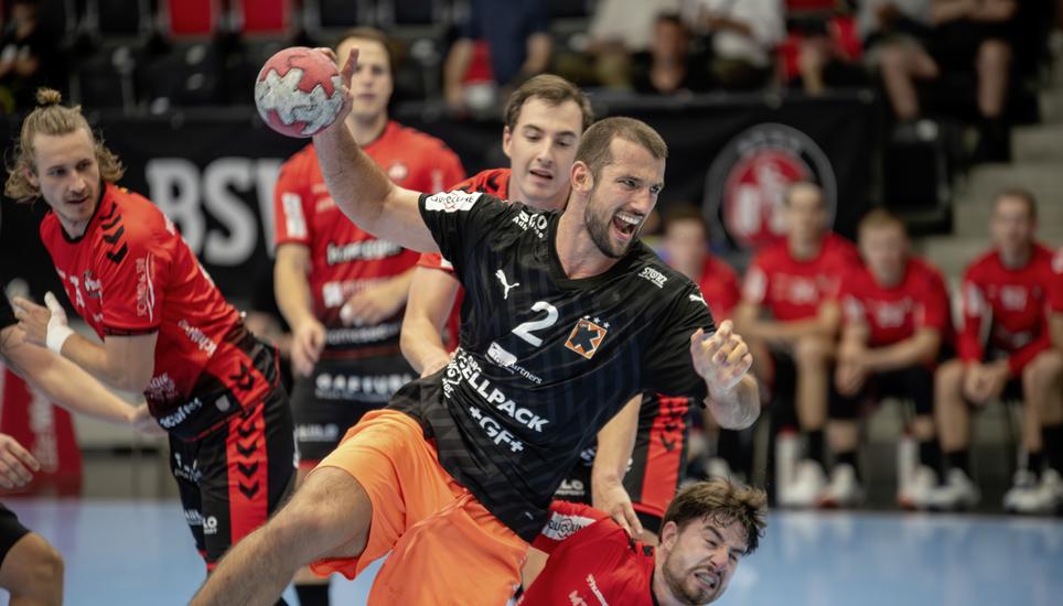 Die Kadetten um Kreisläufer Lucas Meister (vorne) konnten sich im Saisoneröffnungsspiel gegen den BSV Bern durchsetzen. Bild: Marc Fuhrer