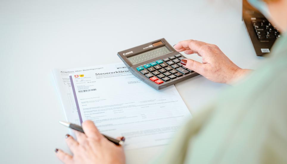 Von den hohen Einnahmen aus Unternehmenssteuern sollen auch die Einwohnerinnen und Einwohner profitieren. Bild: Roberta Fele Themenbilder, Steuern, fotografiert am Freitag, 21. Januar 2022, in Schaffhausen. (Roberta Fele / Schaffhauser Nachrichten)