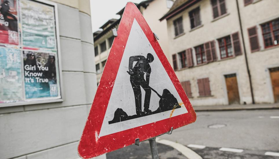 Rund 20 Personen wurden von der Polizei kontrolliert. Symbolbild: Melanie Duchene SN Redaktor Dario Muffler arbeitet einen Tag als Bauarbeiter, Strassenbauer, am Mittwoch, 10 Juli 2024. (Melanie Duchene / Schaffhauser Nachrichten)