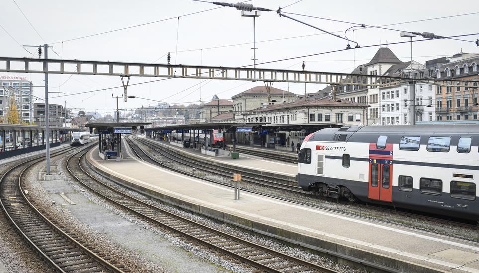 Zugfahrende von Schaffhausen nach Zürich (und umgekehrt) müssen immer wieder mit Verspätungen rechnen. Bild: Melanie Duchene Blick auf den Bahnhof Schaffhausen mit einem einfahrenden Zug, fotografiert am Freitag, 06. November 2020. (Melanie Duchene / Schaffhauser Nachrichten)