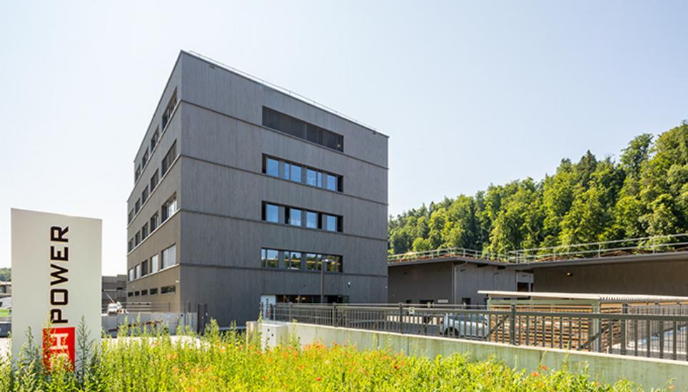 Das neue Gebäude der SH Power. Bild: ZVG Architektur / Werkhof / Industrie / Green Energie / Büroräume / Atmosphäre / Werkstatt / Firmenautos / Gebäudenkomplex / Treppenhaus / Form follows Function